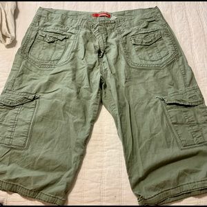 Unionbay army green bermuda/capri size 11